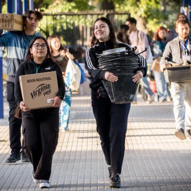 participantes cargando ayuda para los afectados por el incendio