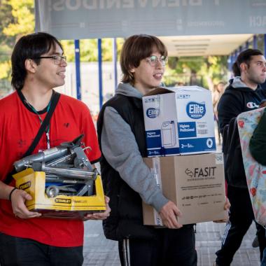 participantes cargando cajas