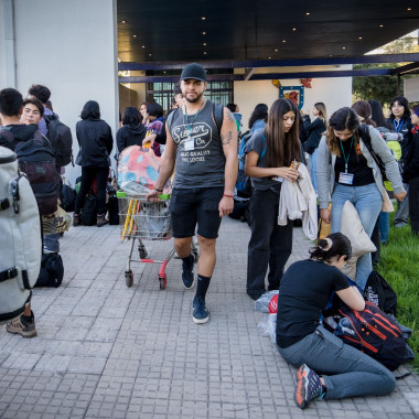 Participantes moviendo las cosas