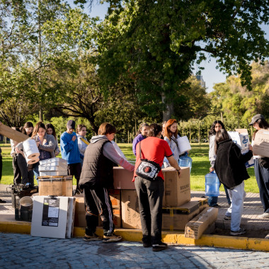 participantes cargando con cajas