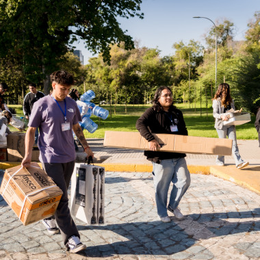 participantes cargando con cajas