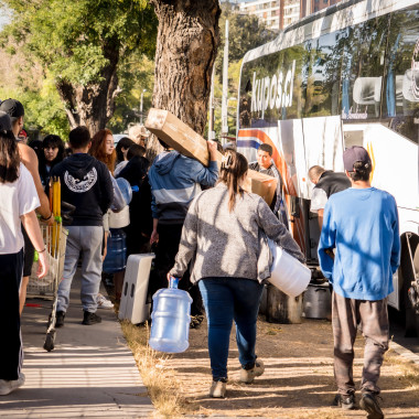 participantes cargando con cajas al bus