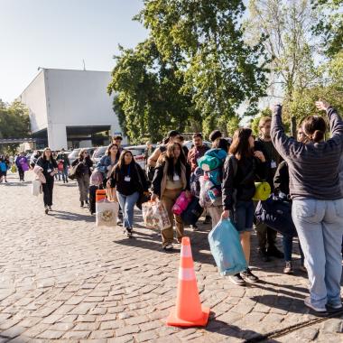 Grupo de participantes ordenandose en fila