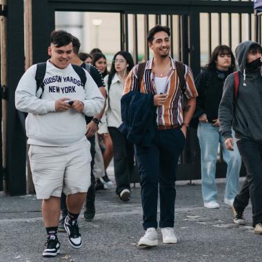 Ingreso de estudiantes por el frontis universitario