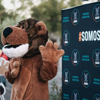 cachorro dando la bienvenida a los estudiantes