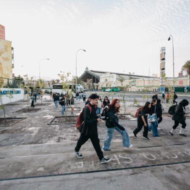 Estudiantes ingresando al campus