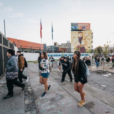 Estudiantes ingresando al campus