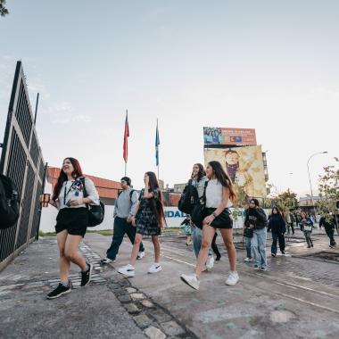 Estudiantes ingresando al campus