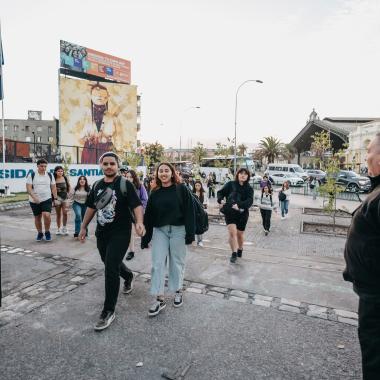 Estudiantes ingresando al campus