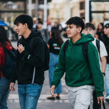 Estudiantes caminado por el campus