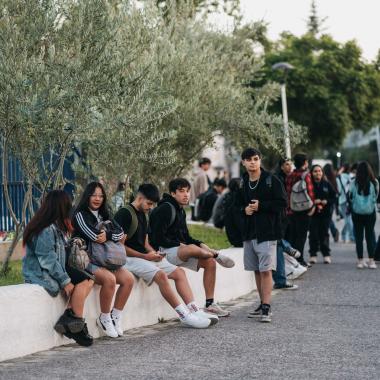 Estudiantes sentados en el campus