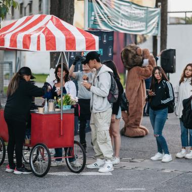 Estudiantes viendo el carrito de café 