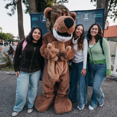 Cachorro junto a estudiantes