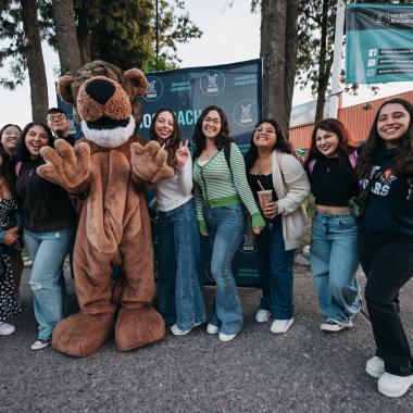 Cachorro junto a estudiantes