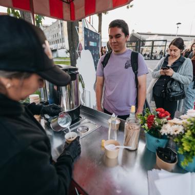 Persona preparando café en el carrito