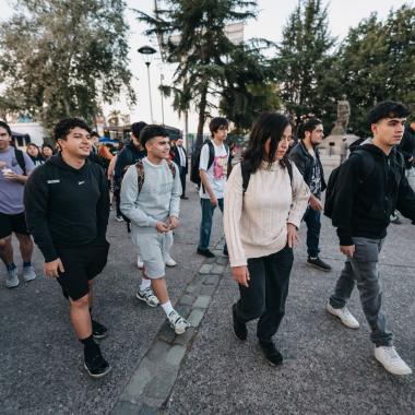 Estudiantes caminando por el campus