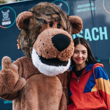 Cachorro junto a estudiante