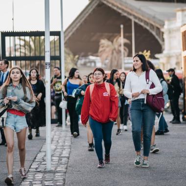 Estudiantes ingresando al campus