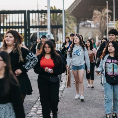 Estudiantes ingresando al campus