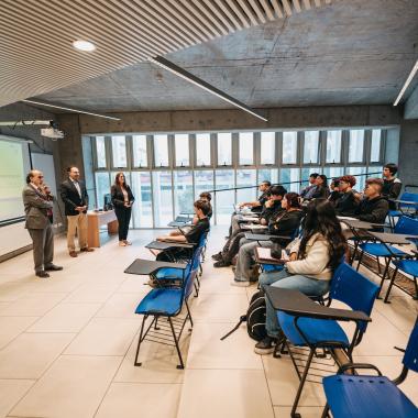 Rector presente en la clase Introducción a la Administración