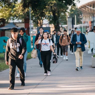 Estudiantes ingresando por la entrada del metro Universidad de Santiago