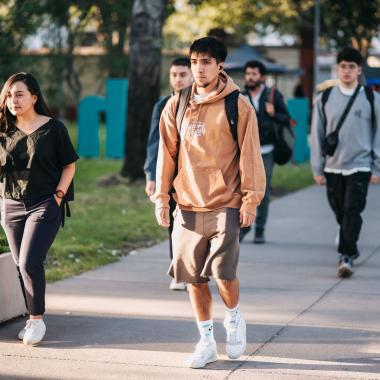 Estudiantes caminando por el campus