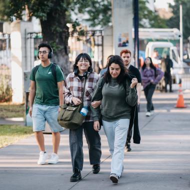 Estudiantes caminando por el campus