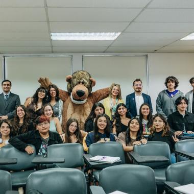 Estudiantes y funcionarios junto al cachorro