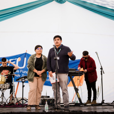 Discurso desde escenario en el evento del día conmemorativo 