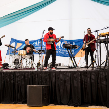 Banda tocando música en el escenario