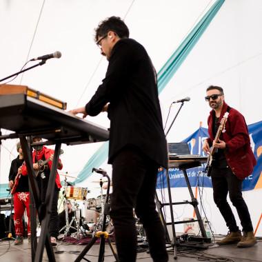 Banda tocando música en el escenario