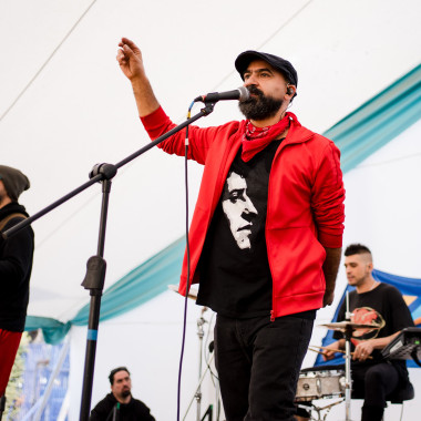 Banda tocando música en el escenario