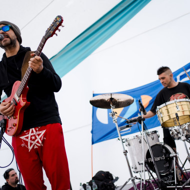 Banda tocando música en el escenario