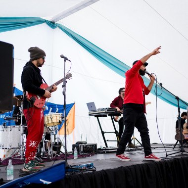 Banda tocando música en el escenario