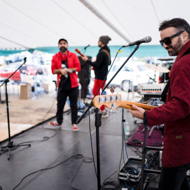 Banda tocando música en el escenario