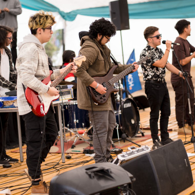 Banda tocando música en el escenario