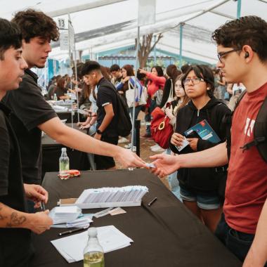 Estudiante recibiendo su credencial 