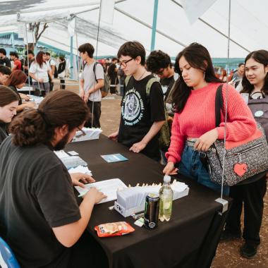 Estudiante a la espera de recibir su credencial