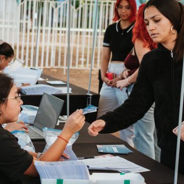 Estudiante recibiendo su credencial 