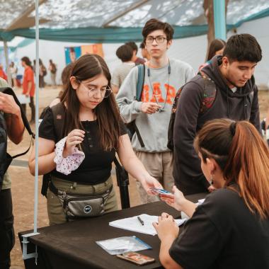 Estudiante recibiendo su credencial 