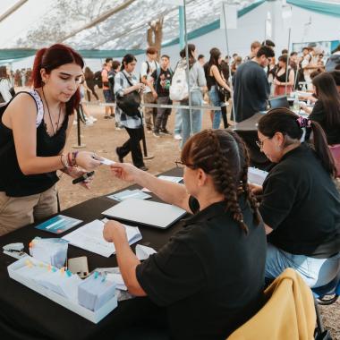 Estudiante recibiendo su credencial 