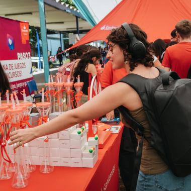 Sorteo de banco Santander, participante en la entrega de credenciales