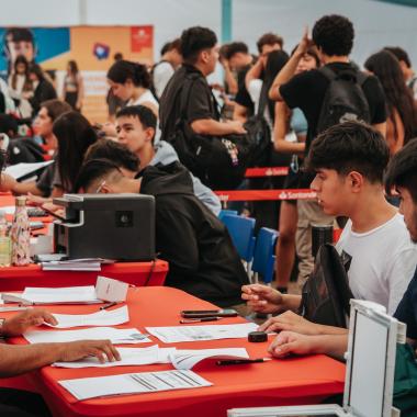 Estudiantes en stand de Santander