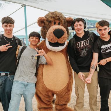 Cachorro junto a estudiantes