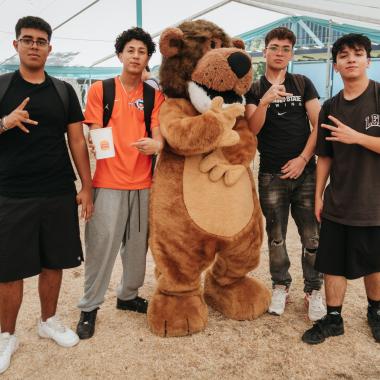 Cachorro junto a estudiantes