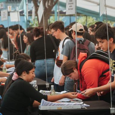 Entrega de credenciales a estudiantes