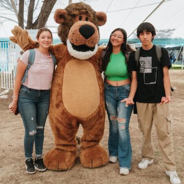 Cachorro junto a estudiantes