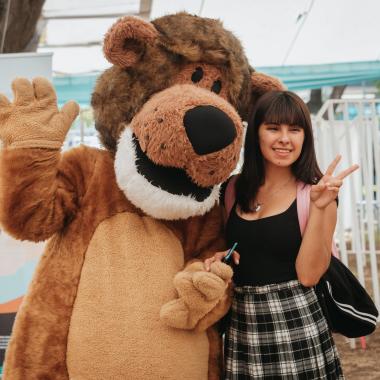 Cachorro junto a estudiantes