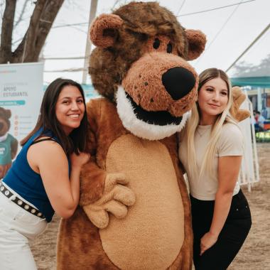 Cachorro junto a estudiantes