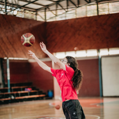 Participante haciendo un tiro al aro